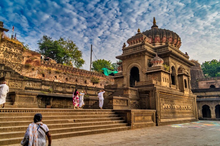 Comfortable Bhopal to Maheshwar Taxi Service – Book Now for Hassle-Free Travel